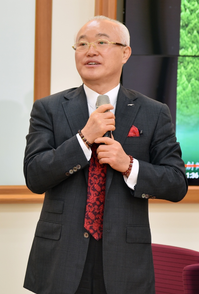 韓國鉅鵬集團會長白茸基博士。