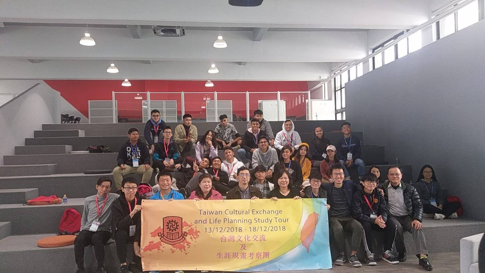 香港佛教筏可紀念中學師生乙行合影