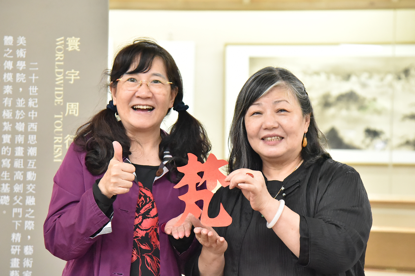 佛經剪字藝術家張明麗（右）當場剪出「梵」字。