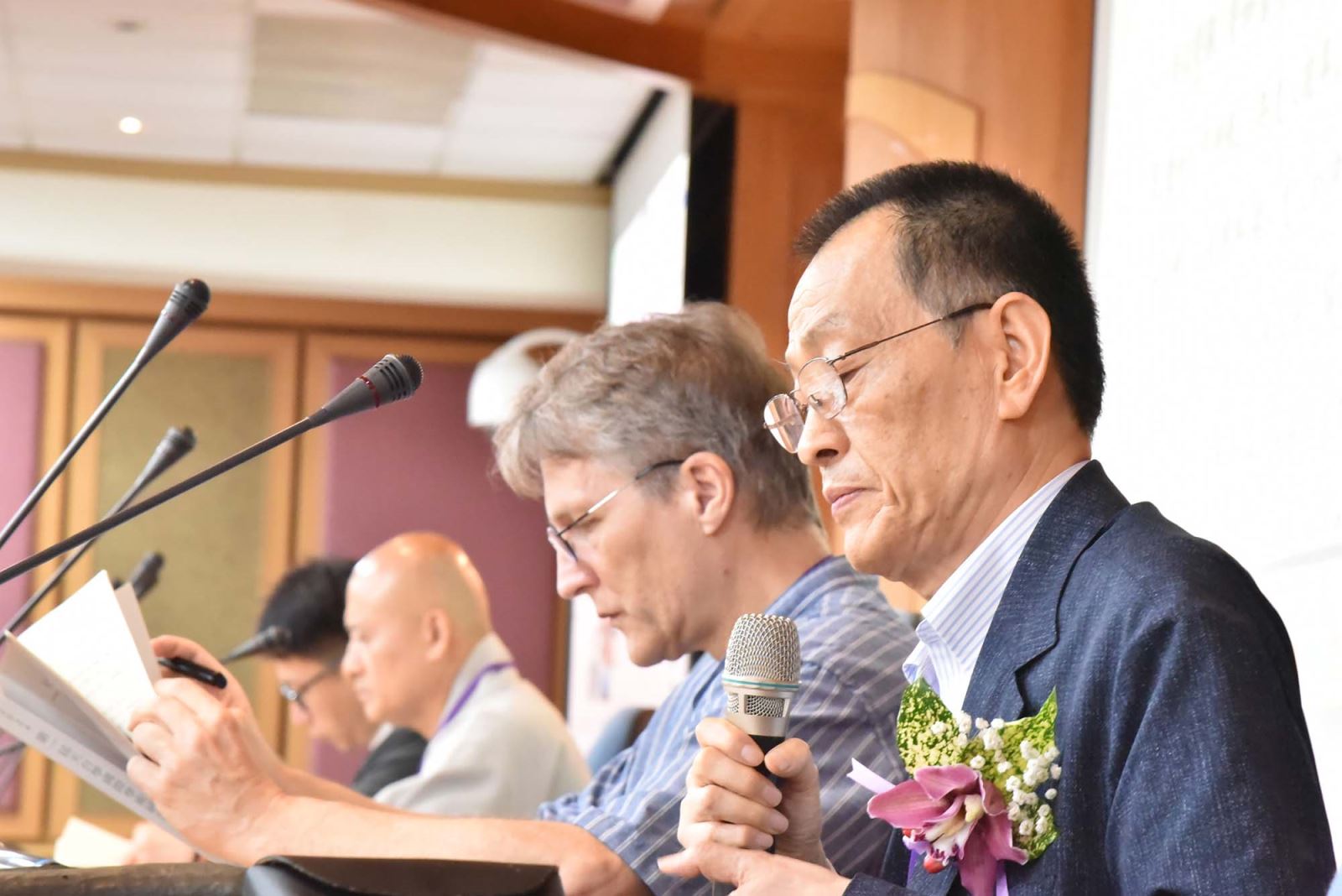 日本法華佛教研究所花野充道所長（右一）發表專題演講。  