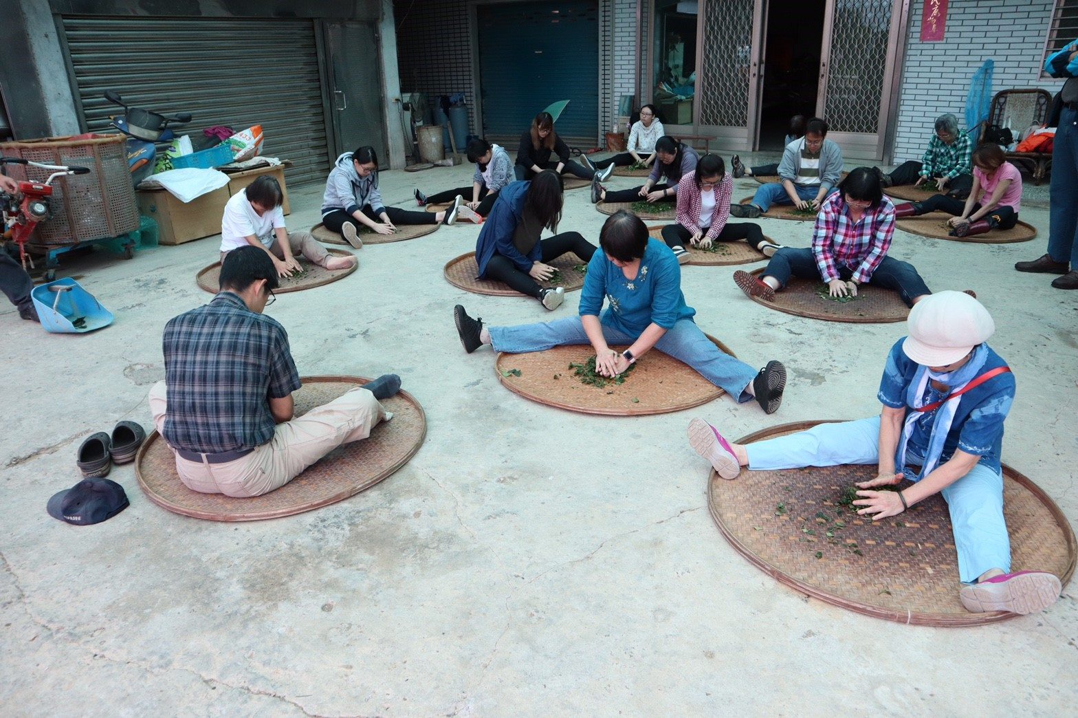 如何運用手掌的溫度，慢慢讓茶葉發酵，透過揉捻的力道，將茶葉塑形成條狀，過程中運用嗅覺，感覺茶葉發酵過程味道的轉變