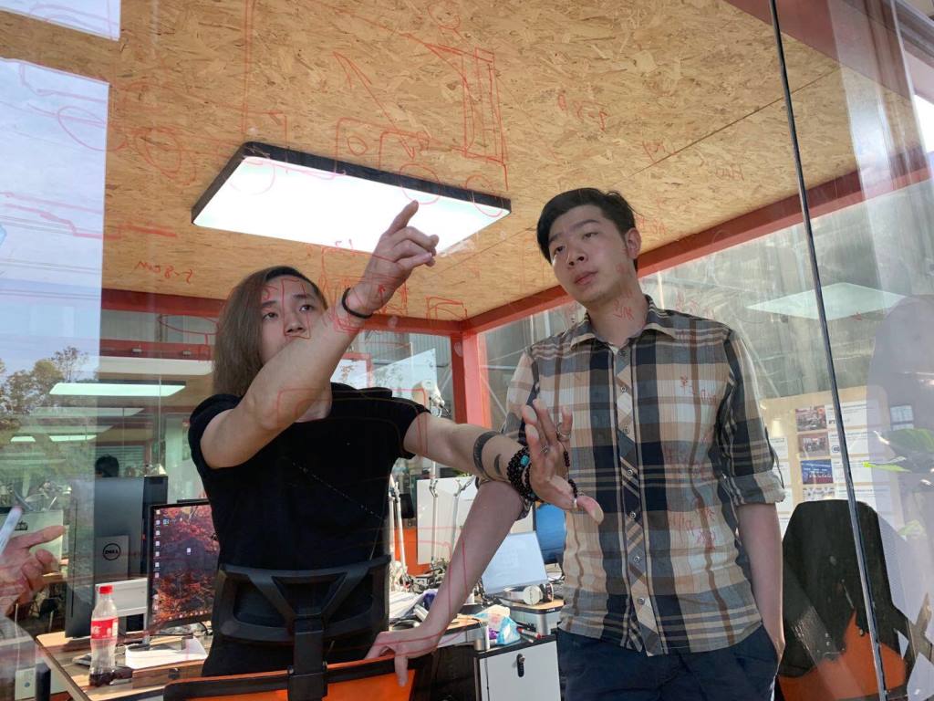 許詠竣同學(右)於大陸貴州翰凱斯智慧技術有限公司實習情形