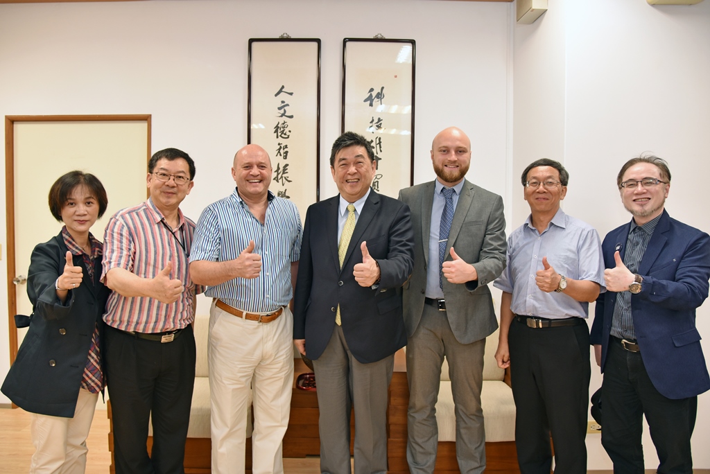 英國姊妹校De Montfort University國際事務主管David Anthonisz(左三)與Dan Winney(右三)，該校設計學院教授Robert Chen(左二)，以及該校在台代辦林淑勤小姐(左一)，在工業設計學系廖學書主任(右一)的陪同下拜會李校長(中)及簡江儒主任秘書(右二)。