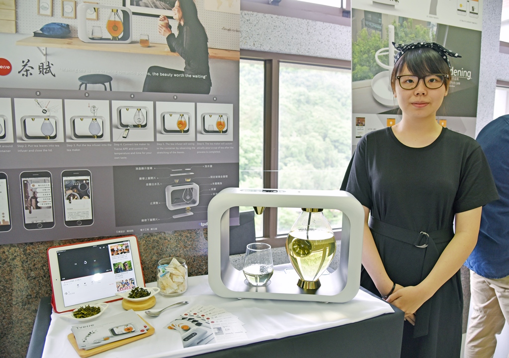 賴旭昫與電子工程學系博士班鄭元福同學的作品「茶賦TVERSE」