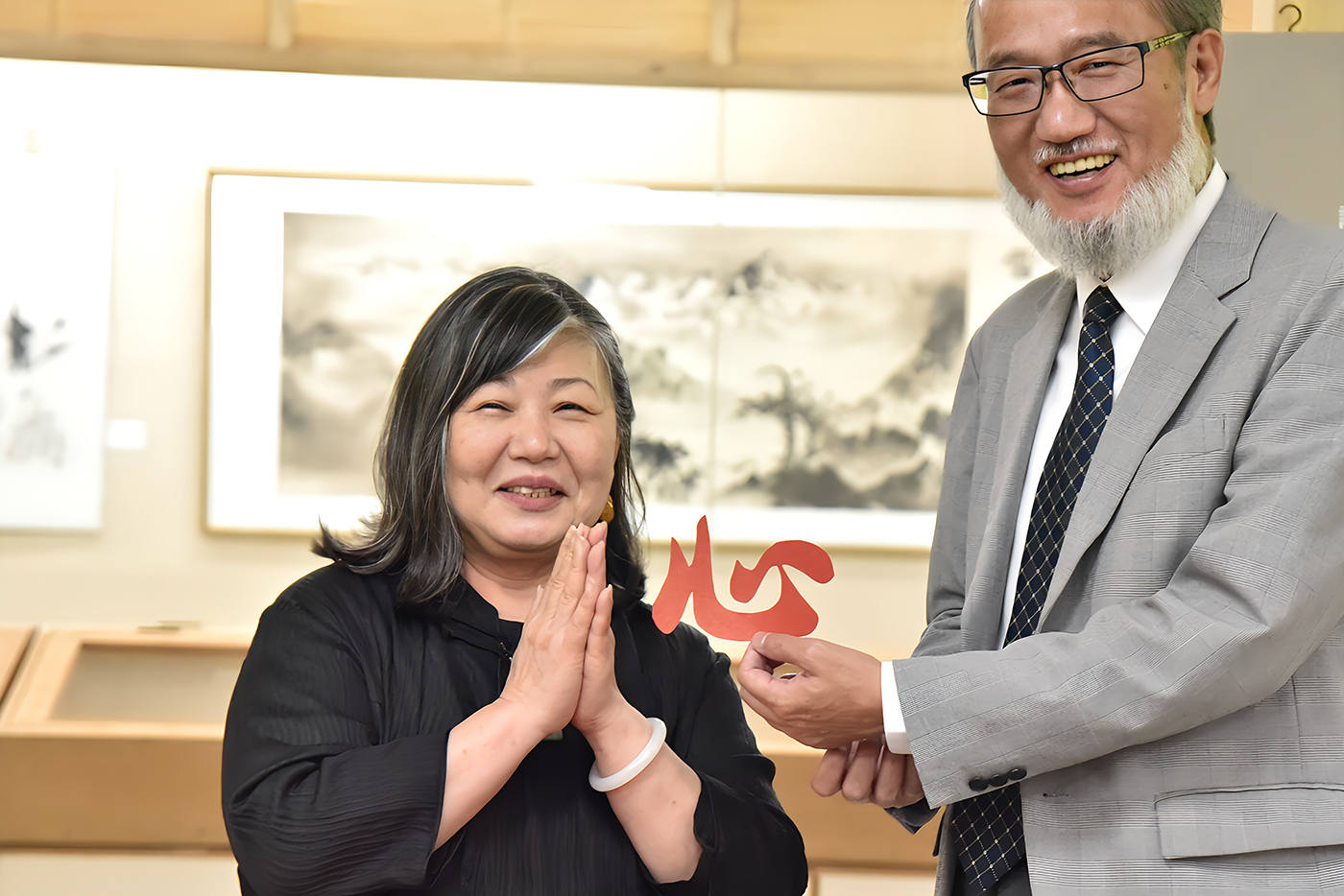 佛經剪字藝術家張明麗（左）當場剪出「心」字。