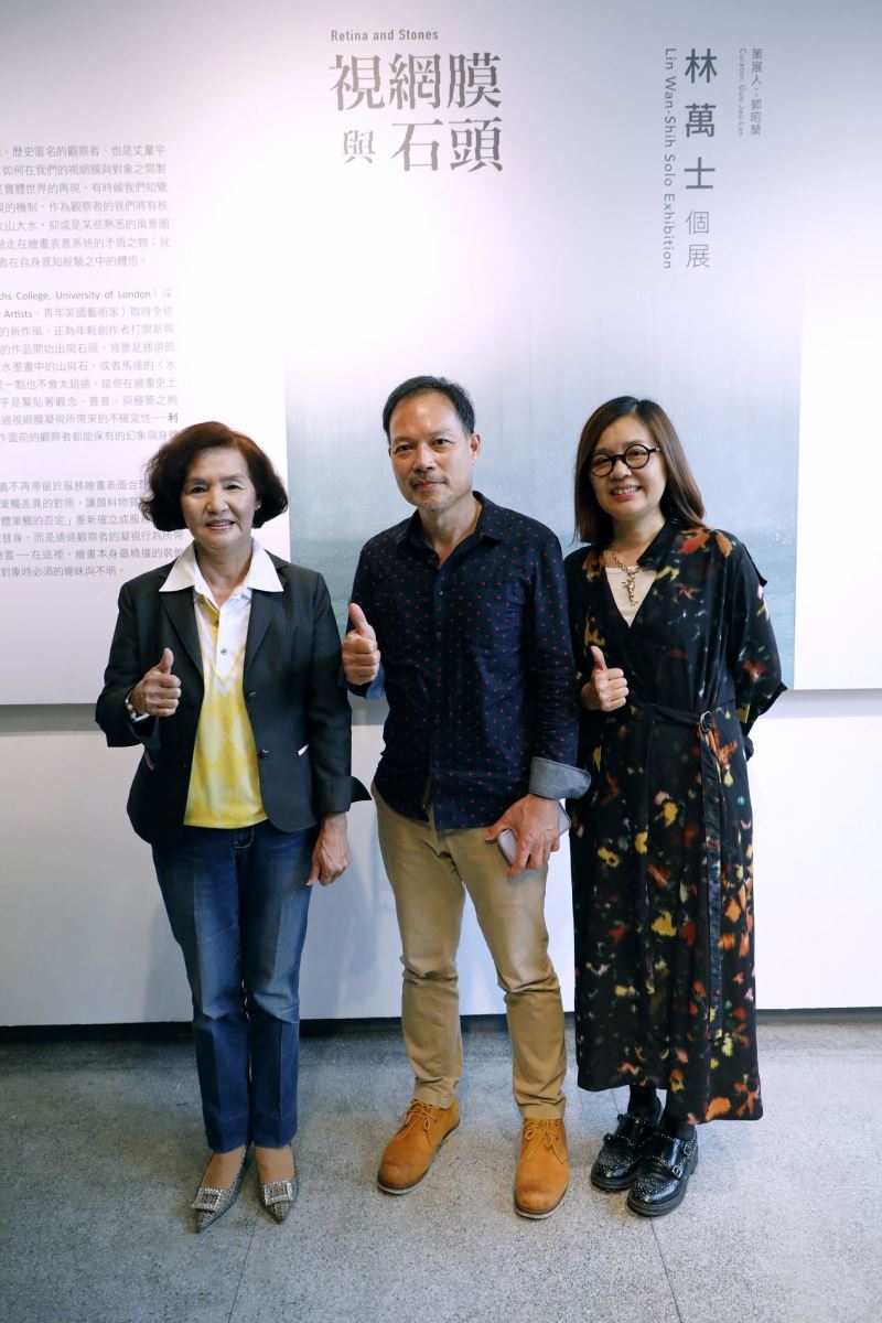 宜蘭縣長林姿妙（左）參加林萬士老師（中）個展開幕典禮。  