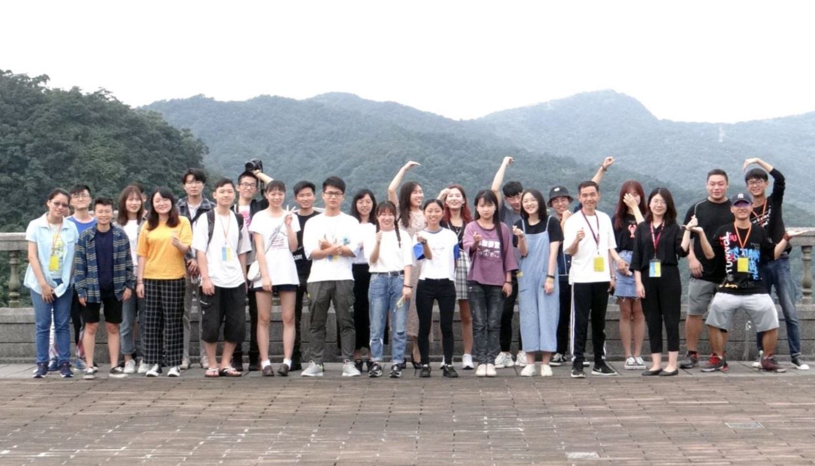 兩校學生於圖資大樓五樓天台合影