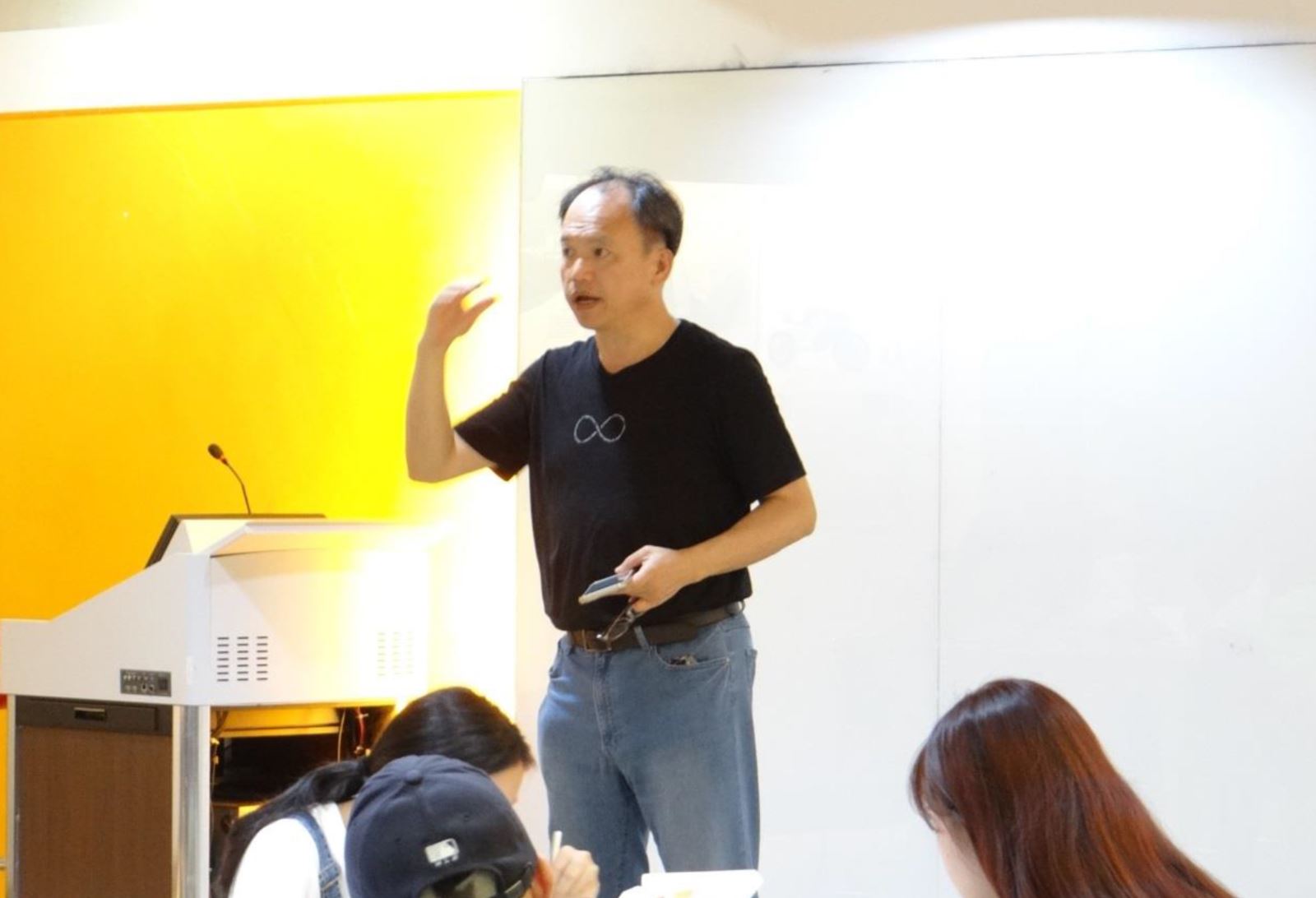 工業設計學系吳俊杰教授進行設計工作營主題說明