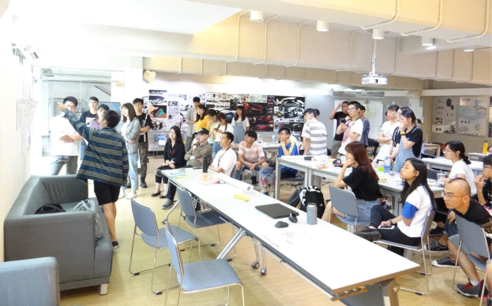 設計工作營小組討論的熱絡情形