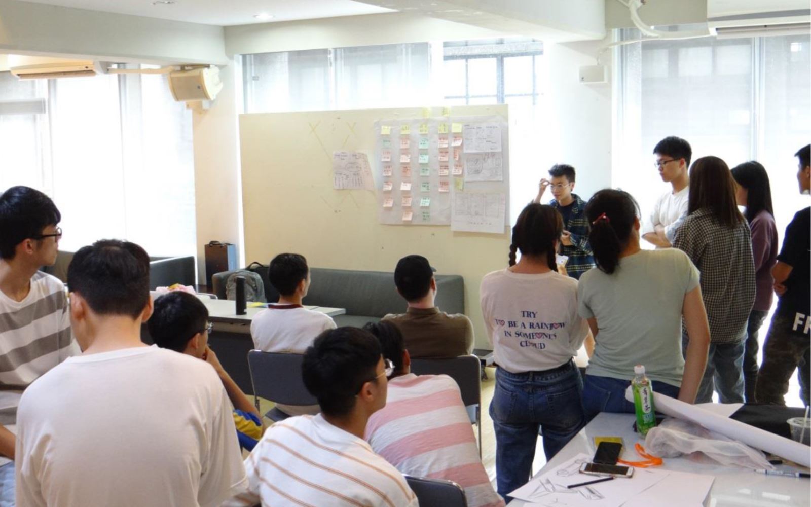 設計工作營小組討論的熱絡情形