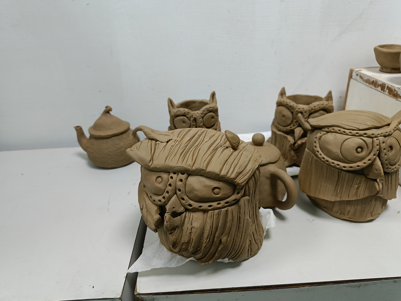 同學製作手捏茶壺、茶杯與貓頭鷹擺件雕塑