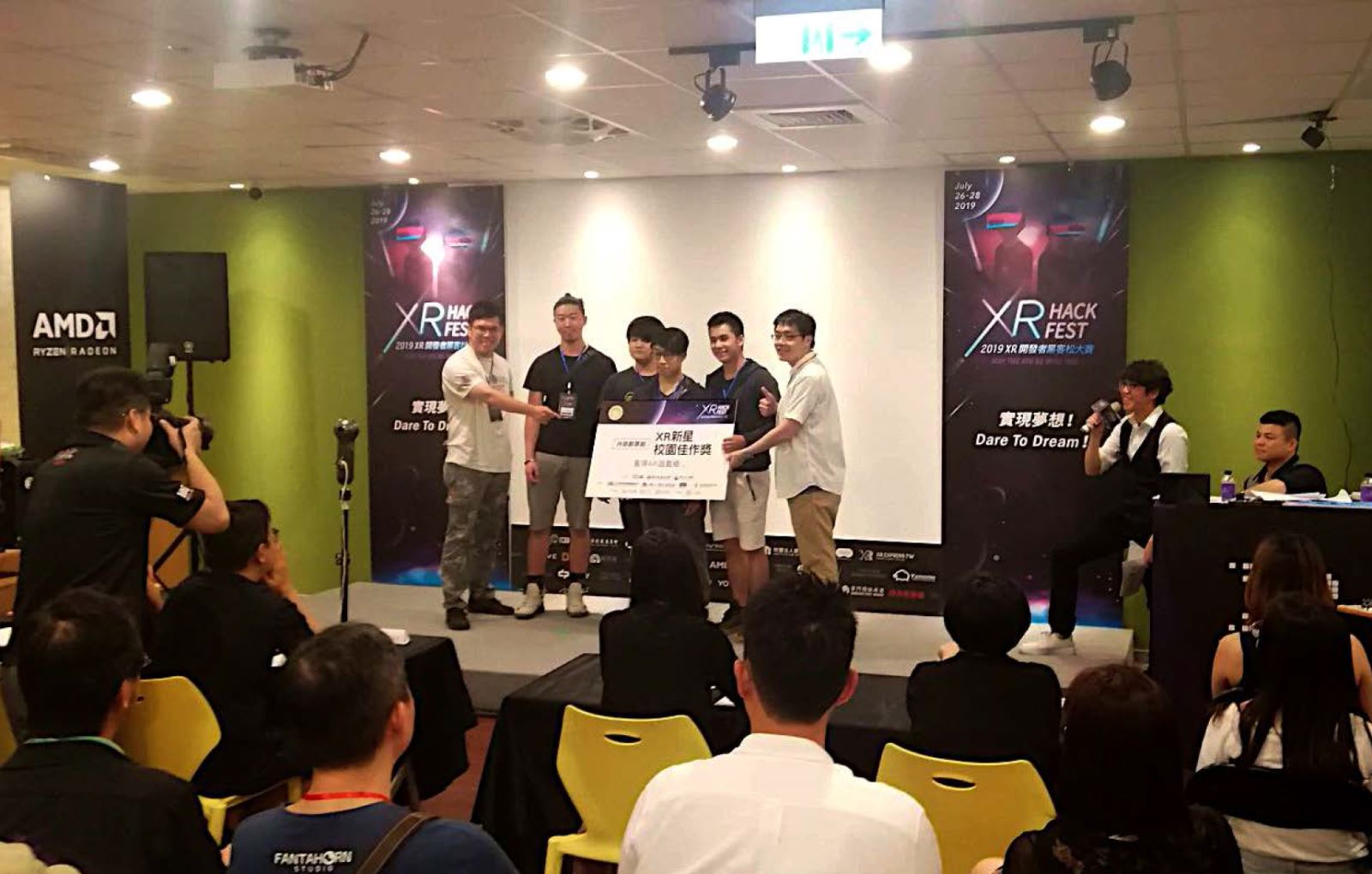 XR新星校園佳作獎馬頭姑娘由傅子恒老師、蕭家棋同學、黃聖為同學、趙振軒同學、羅毓翔同學與吳承洋同學的隊伍「馬頭姑娘」奪得