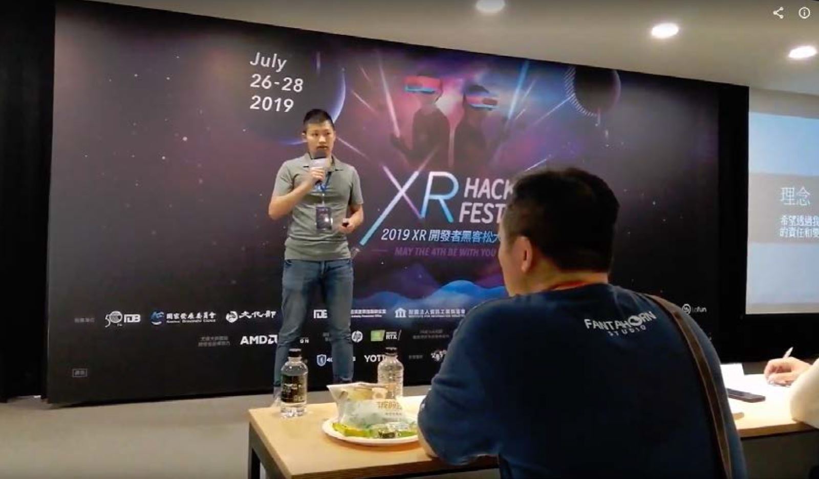 劉黃寶同學代表「荷蘭船長」上台簡報