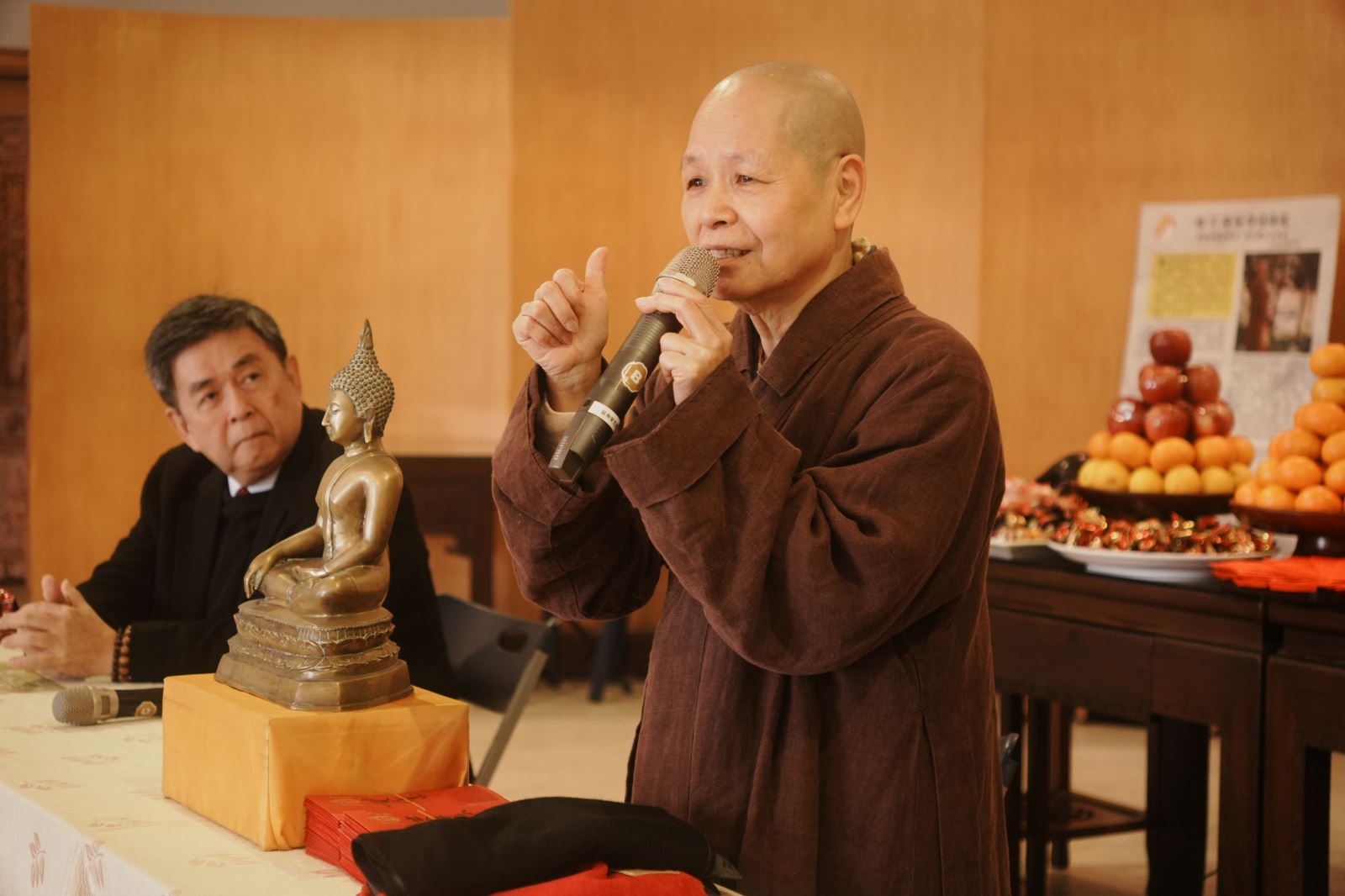 華梵大學董事長悟觀法師致詞。
