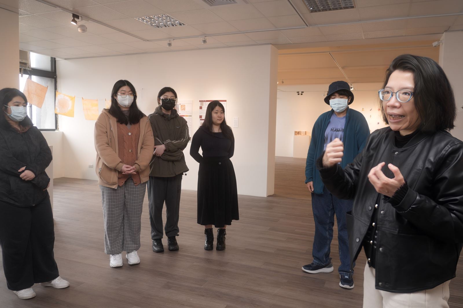 課程指導老師美術與文創學系助理教授林仲如（右1）致詞。