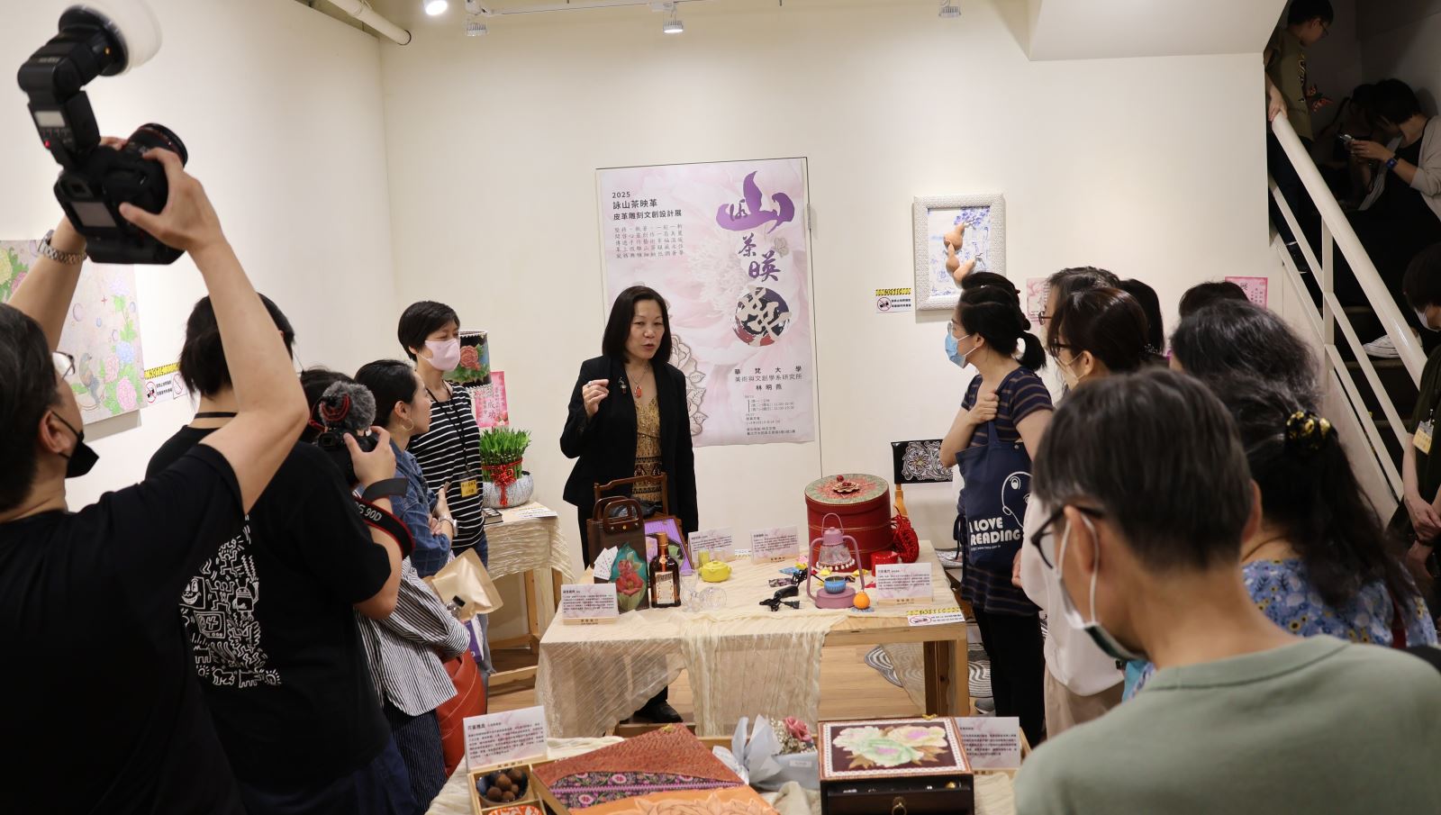 林明燕「詠山茶映革」皮革雕刻文創設計個展吸引爆滿的人潮參觀。