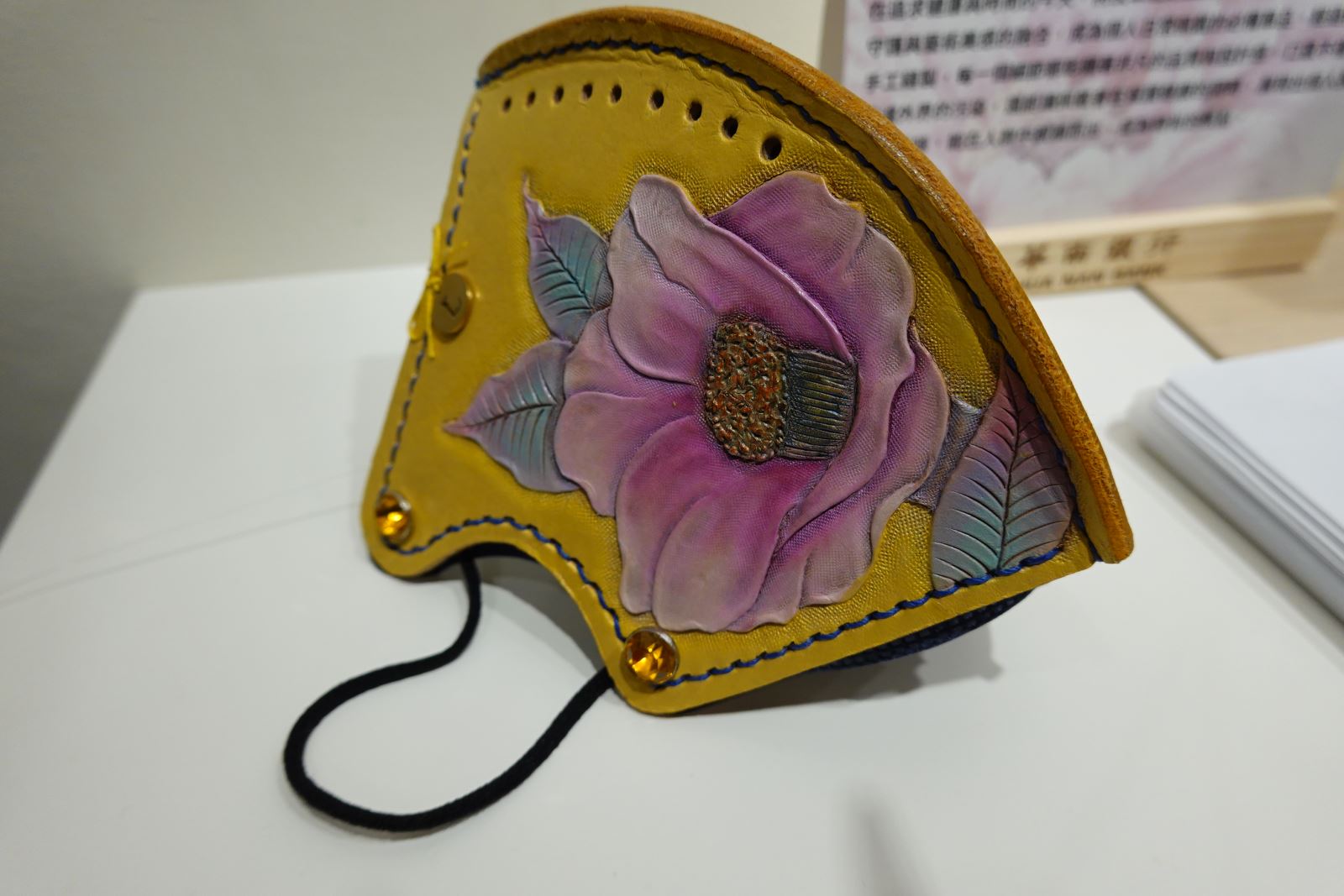 林明燕的皮雕文創設計作品「花影芳護口罩」。