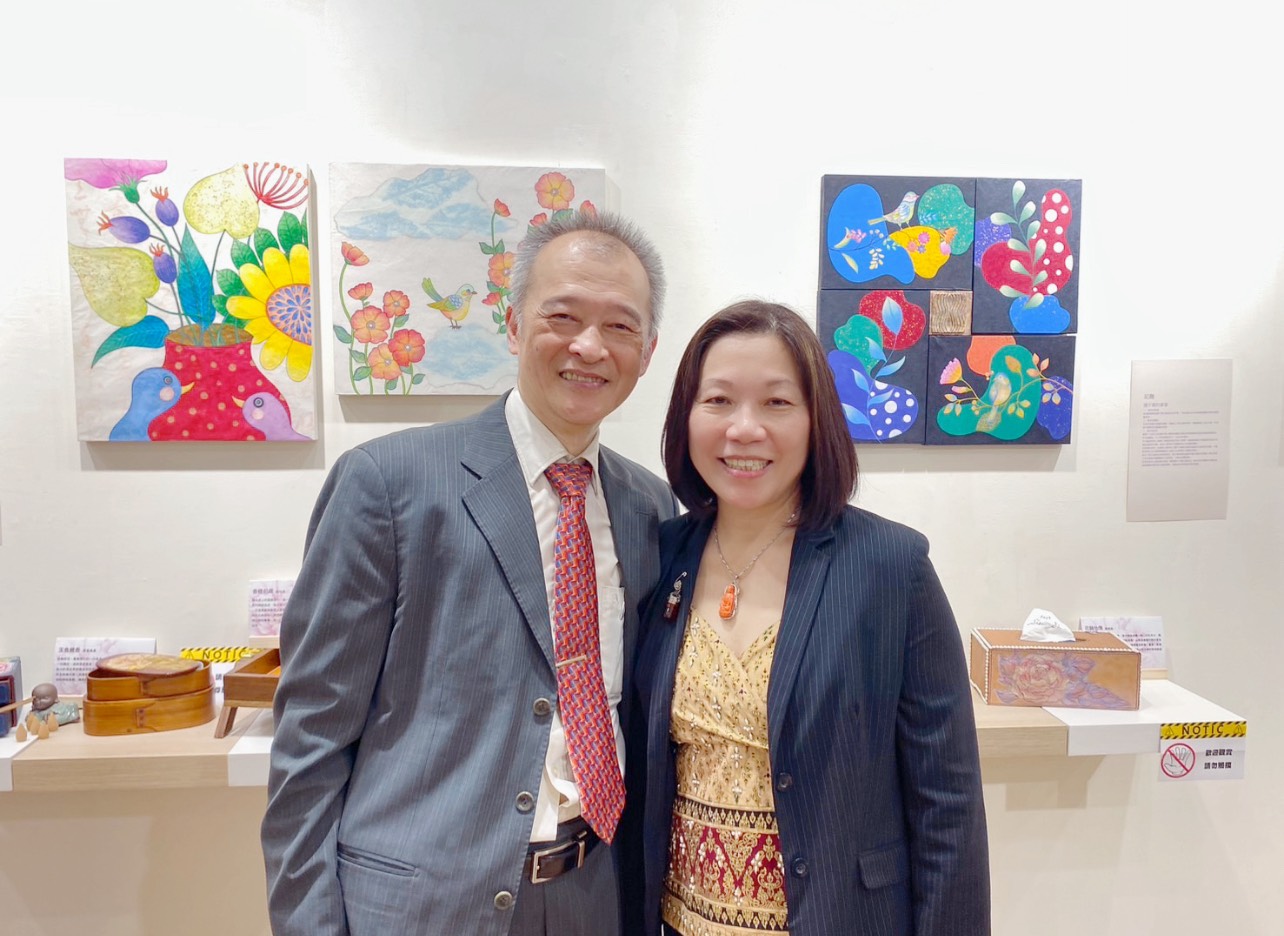 林明燕（右）十分感謝先生、前南港高工家長會長裴森錦，無怨無悔的支持她念書與創作。
