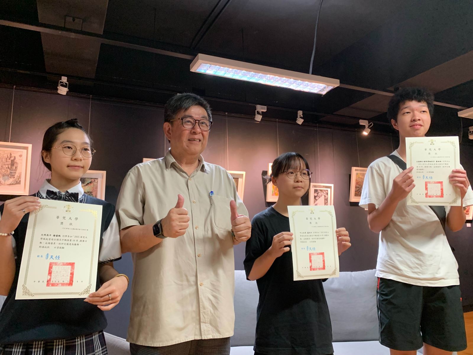 華梵大學李天任校長（左二）與得獎高中生合影。
