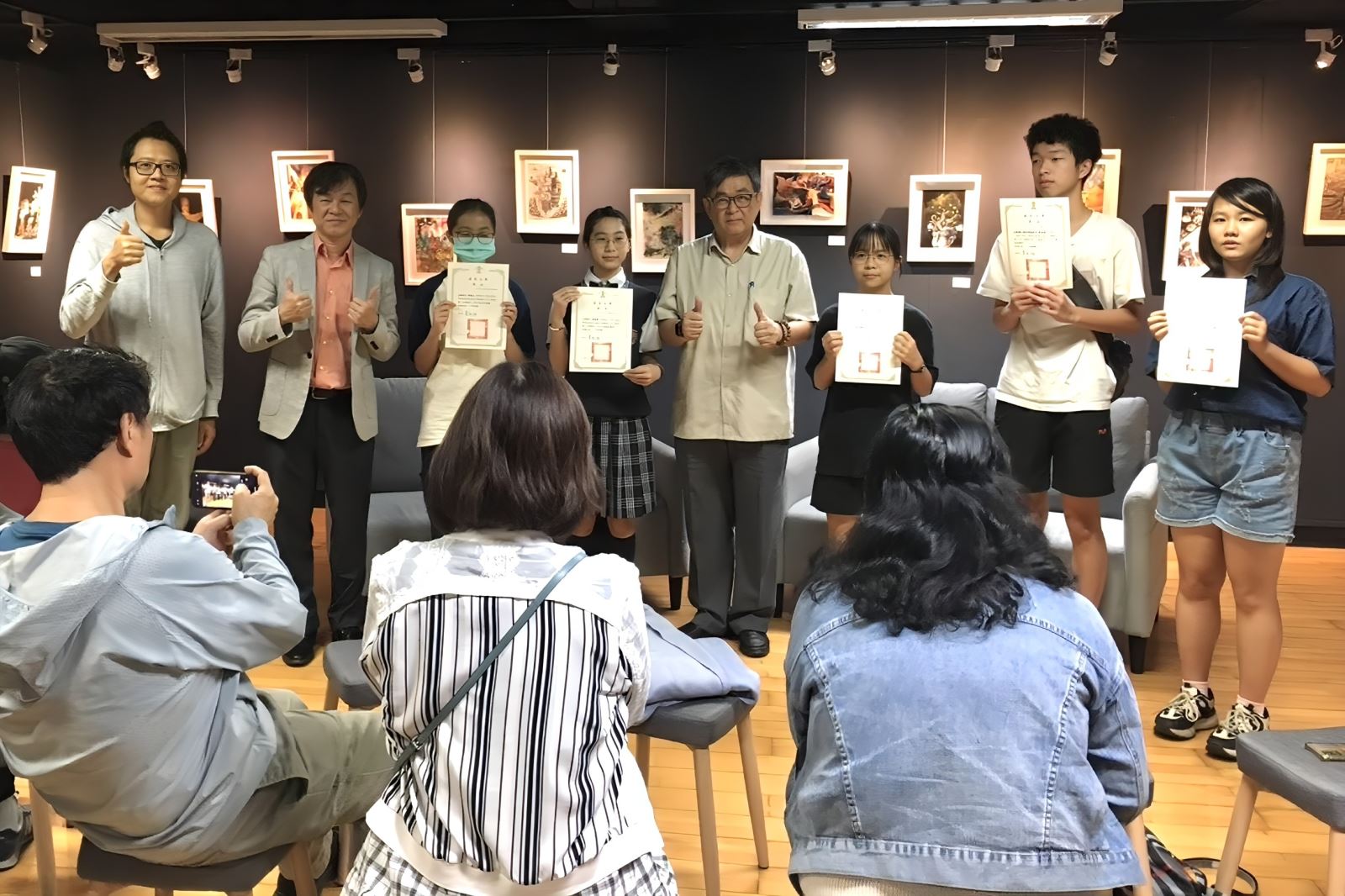 華梵大學李天任校長（後排右四）一一頒獎給得獎高中生。
