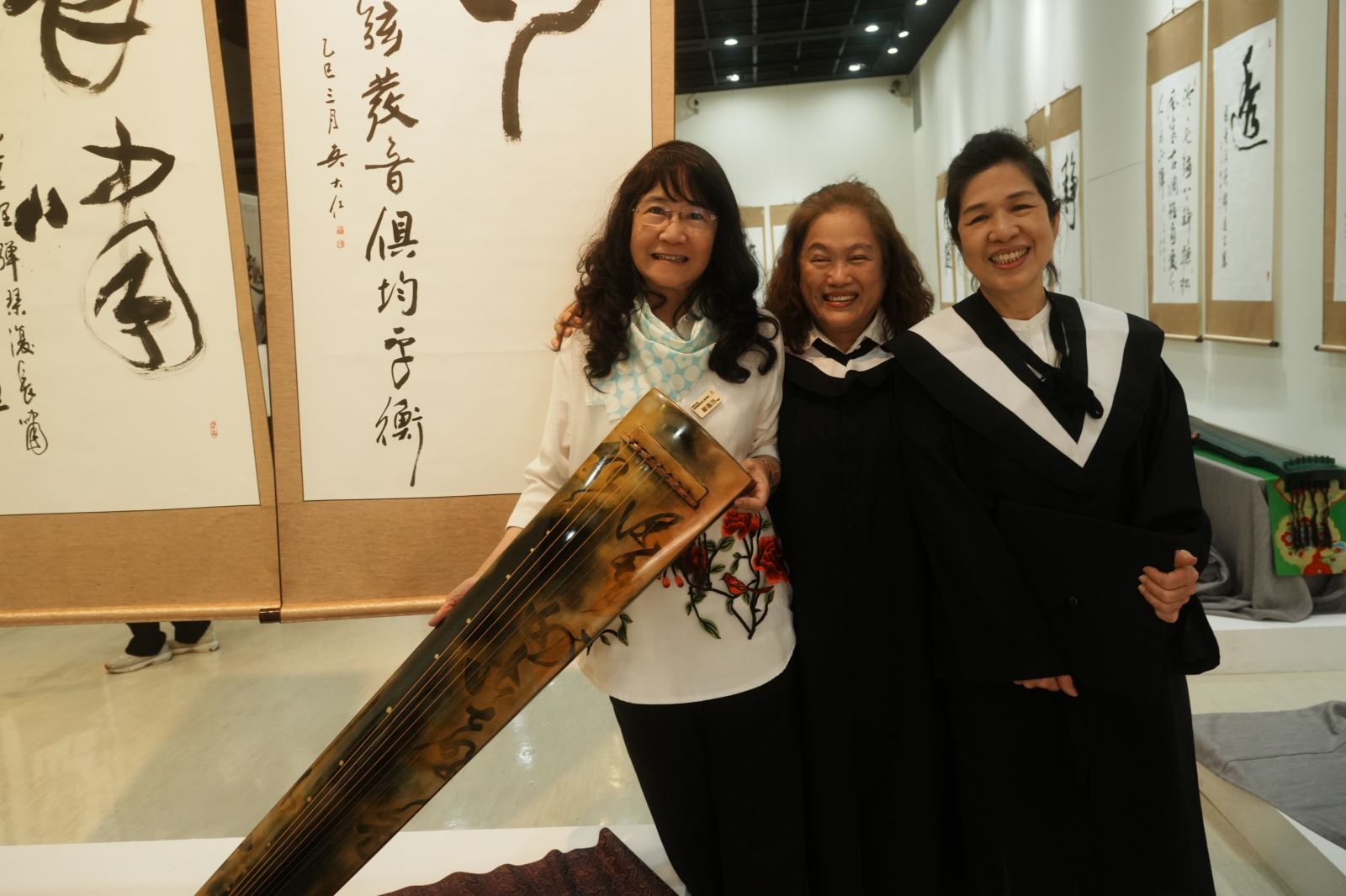 佛藝系鄭佩芬同學（左）製作的古琴〈龍吟〉相當出色。