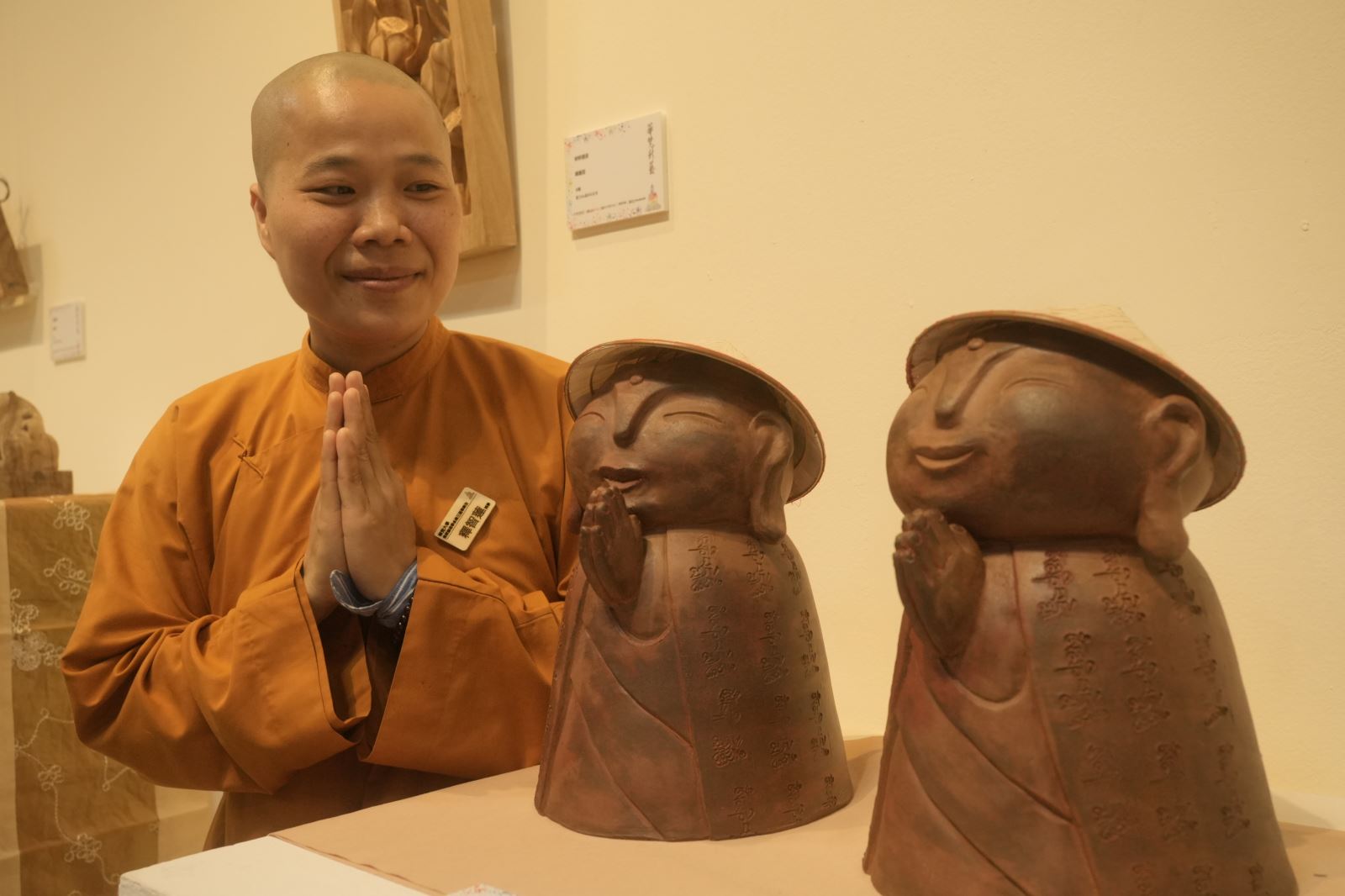 佛藝系釋智蓮同學陶塑作品〈奉道行僧〉。