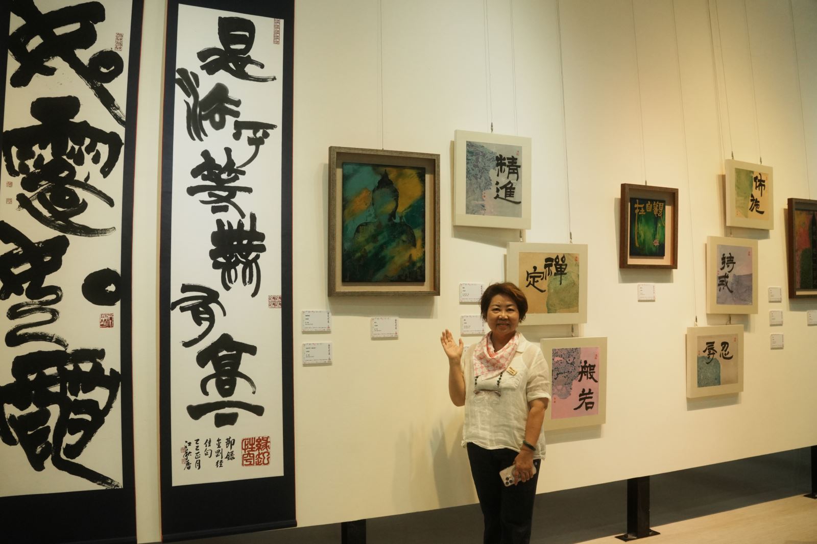 佛藝系江秋香同學作品擺滿大面展牆。