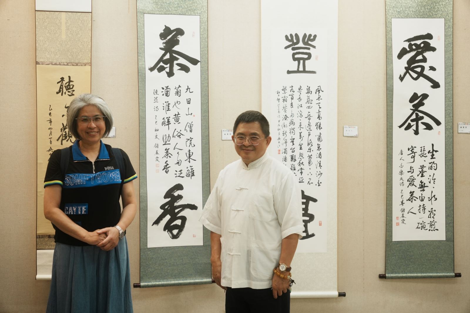 佛藝系四年級鍾麗霞同學（左）與吳大仁老師的書法作品。