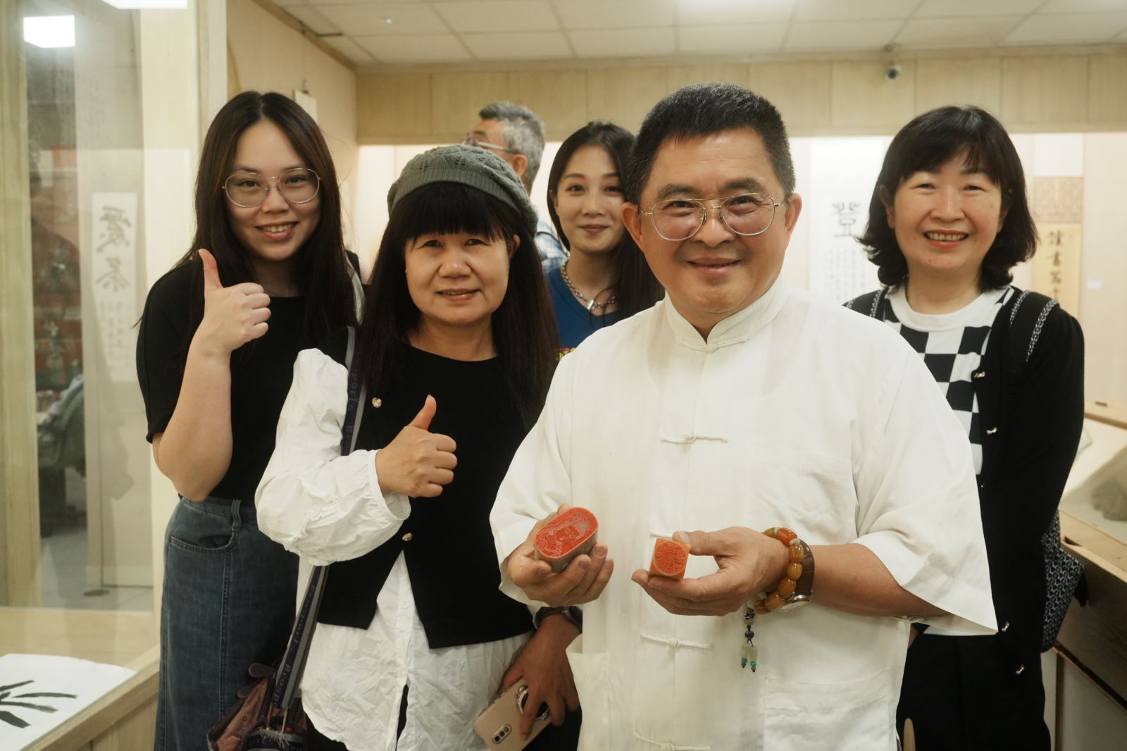 吳大仁老師（右二）的篆刻作品深受同學喜愛。